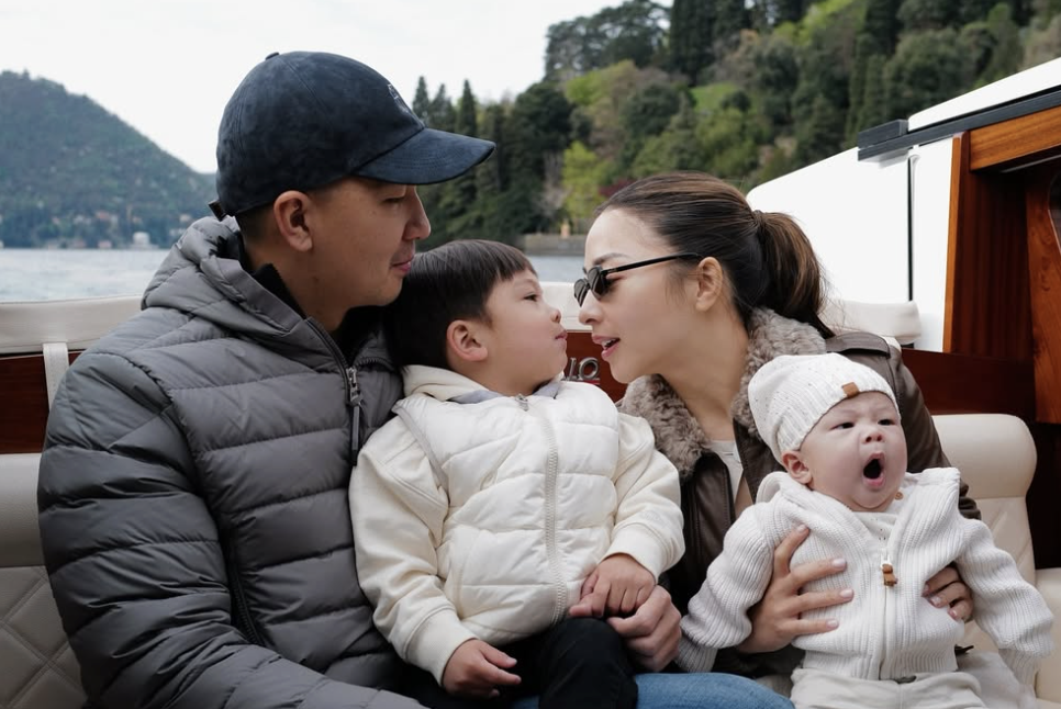 Nikita Willy dan Indra Priawan bersama dua anak mereka